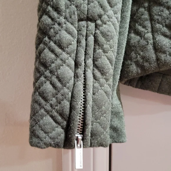 NWT BCBG Maxazria Crop Army Olive Green Moto Jacket Quilted Sructured Shoulders - Picture 10 of 10